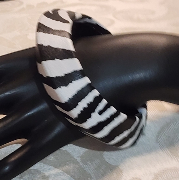 VINTAGE 80S ZEBRA LEATHER STATEMENT CUFF BRACELET RUNWAY STYLE - Picture 4 of 7